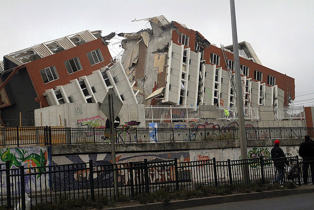 640px-2010_Chile_earthquake_-_Building_destroyed_in_Concepción
